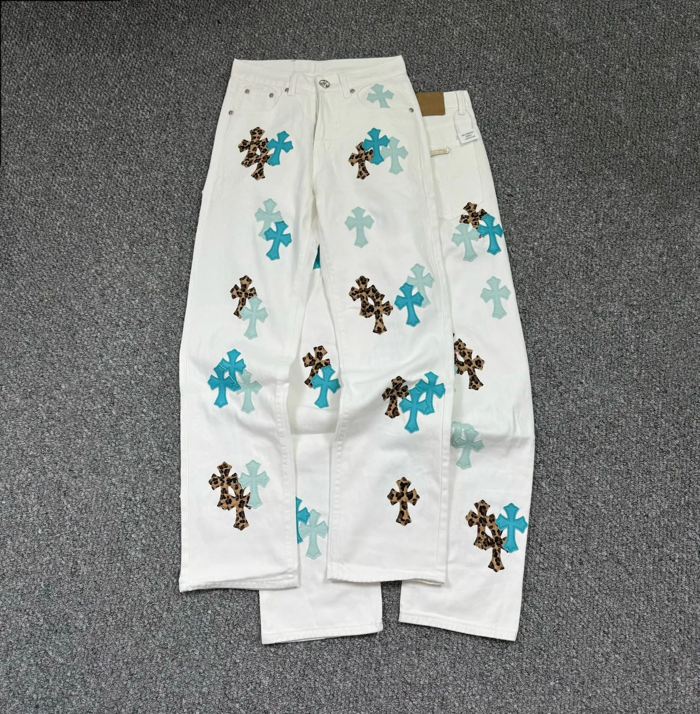P260 Style number: H887 Croxin & 𝐂𝐡𝐫𝐨𝐦𝐞 𝐇𝐞𝐚𝐫𝐭 ss25 new ice blue leopard print cross patchwork leather jeans. Styles with different washed textures are very friendly to people with thin legs. The slightly flared version perfectly modifies the leg shape. The timeless and moderate length makes it easy to match and match. It is the basis for various styles and is a must-have in your wardrobe! The fabric is stiff but also makes the upper body soft without losing texture. The washing process is even more perfect. It is a must-have item for everyone! ! ! Washed wheat, tag, pants label, three labels complete Color: white Size: 28-30-32-34